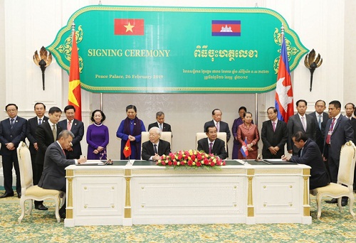 Tổng Bí thư, Chủ tịch nước Nguyễn Phú Trọng và Thủ tướng Chính phủ Hoàng gia Campuchia Samdech Hun Sen chứng kiến lễ ký kết hợp tác phát triển du lịch giai đoạn 2019-2021